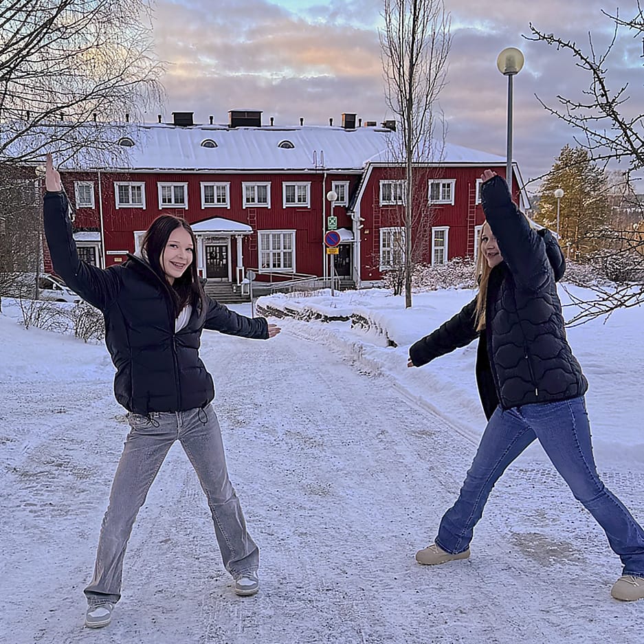Ida Saarelainen (vas) ja Milla Vähä viihtyvät Haapaveden Opistossa.