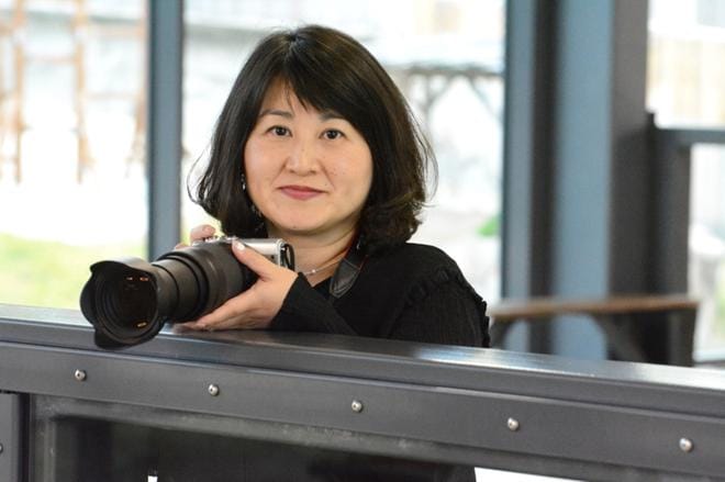 Masako Shimura on vieraillut lukuisissa eläintarhoissa katsomassa ja valokuvaamassa pandoja. Hän toivoo näkevänsä seuraavalla Ähtärin vierailulla pandojen lumileikkejä. KUVA: ELLA NURMI