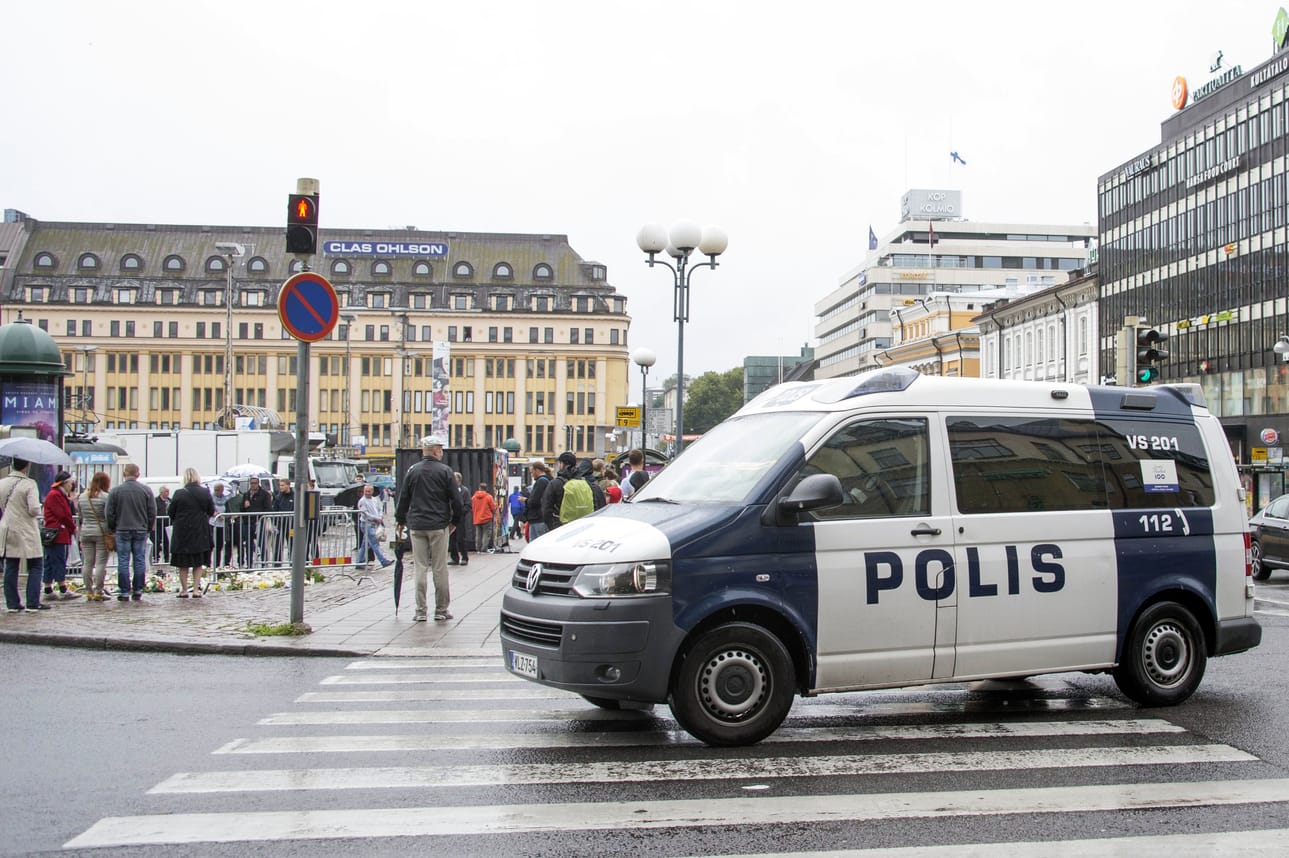 Turussa eilisiä puukotuksia tutkitaan nyt terroritekona. Keskusrikospoliisi kertoo tiedotteessaan, että yön aikana saadun lisätiedon myötä rikosnimikkeinä ovat nyt terroristisessa tarkoituksessa tehdyt murhat sekä niiden yritykset.
