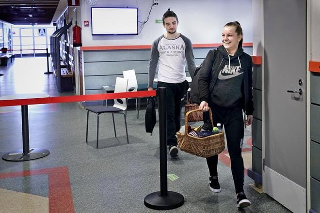 Nurmon lukion abiturienteilla Elmeri Pentinmäellä ja Terhi Pölösellä on vielä edessään perjantaina tehtävä englannin koe. Psykologian keskiviikkona kirjoittaneet kokelaat antavat kiitosta sähköiselle kokeelle. Molemmat pitävät kokeessa liitteenä olleita kuva- ja videoaineistona hyvänä lisänä. KUVA: HEIKKI HAKANEN