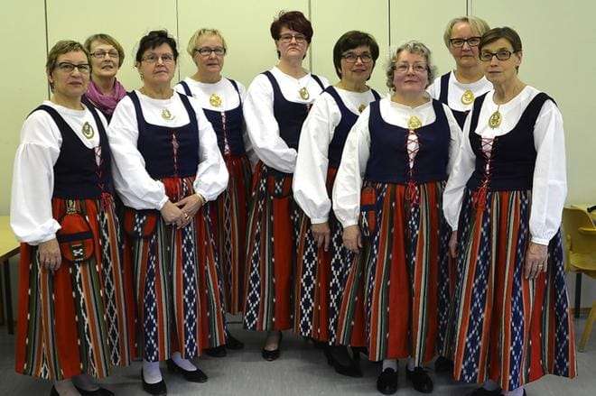 Eivät jää kaappiin, totesivat naiset vuonna 2014. Airi Hakala, Asta Ihanamäki, Aino Kujala, Virpi Laitala, Annikki Mäki, Pirkko Nevala, Helena Hautamäki ja Airi Koskimäki tietävät jo, missä tilaisuuksissa pukuaan tulevat käyttämään. – Valmiiksi taitavia oppilaita he olivat, totesi opettaja Eila Vettenranta. KUVA: JAANA ALA-LAHTI