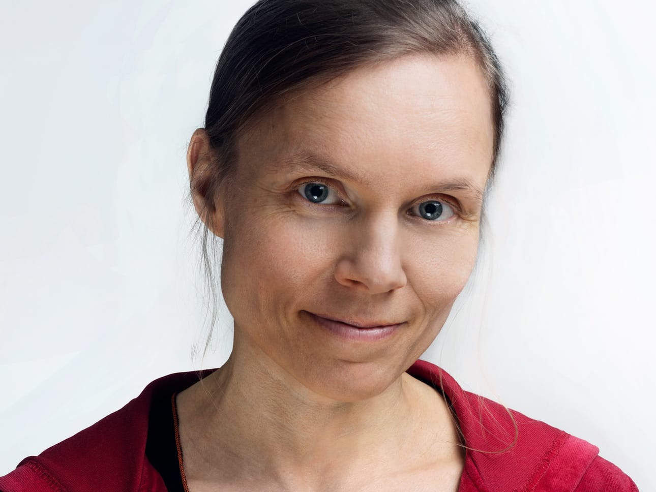 Kirjailija Anni Kytömäki saapuu vierailulle Ähtärin kirjastoon.