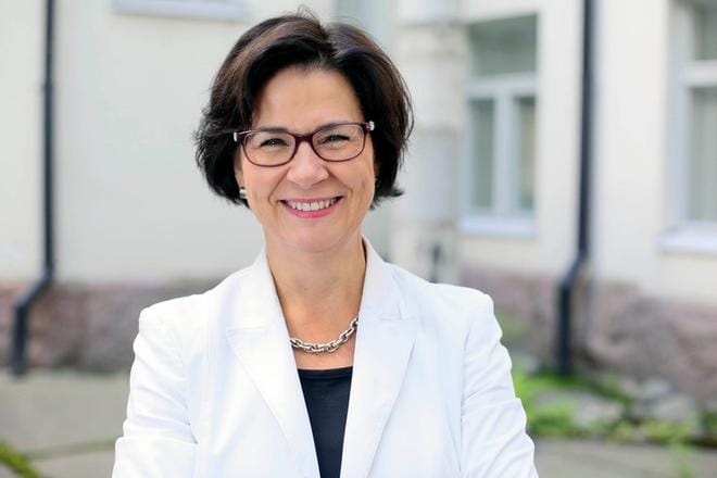 Opetus- ja kulttuuriministeriön kansliapäällikkö Anita Lehikoisen mielestä rajoituksista päätettäessä on aina tärkeä punnita hyötyjä ja haittoja keskenään. Etäopetuksen on Lehikoisen mukaan havaittu lisänneen lasten ja nuorten välistä epätasa-arvoa, kun osa on saanut kotoa opiskeluun paljonkin tukea ja osa jäänyt yksin.