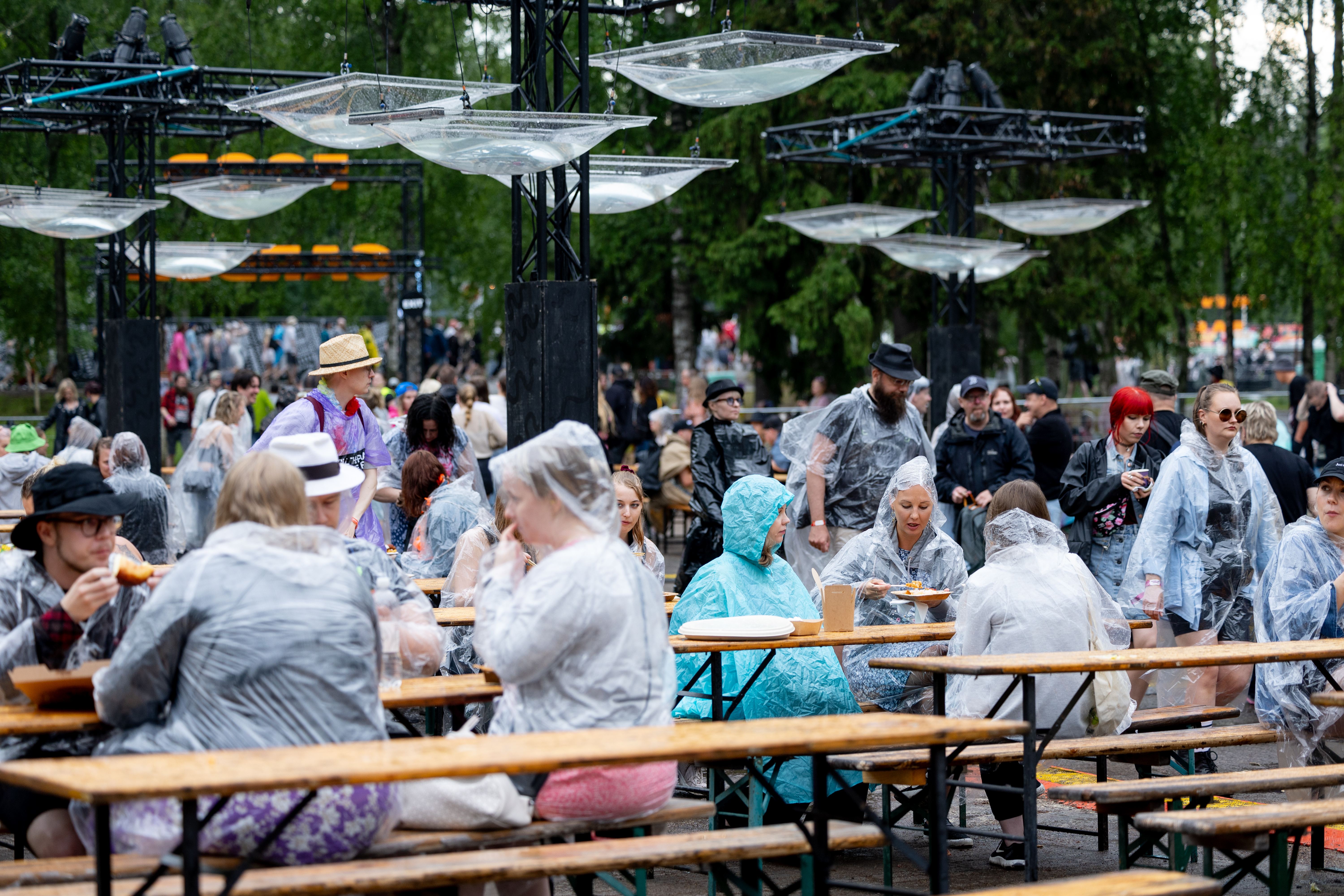 Noin kolmen tunnin sadekuuro yhytti festivaalivieraat perjantaina iltapäivällä.