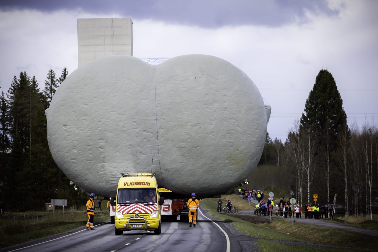 Vastaavanlainen maantiekuljetus suoritettiin myös toukokuussa. Valtava tankki keräsi runsaasti yleisöä. Arkistokuva.