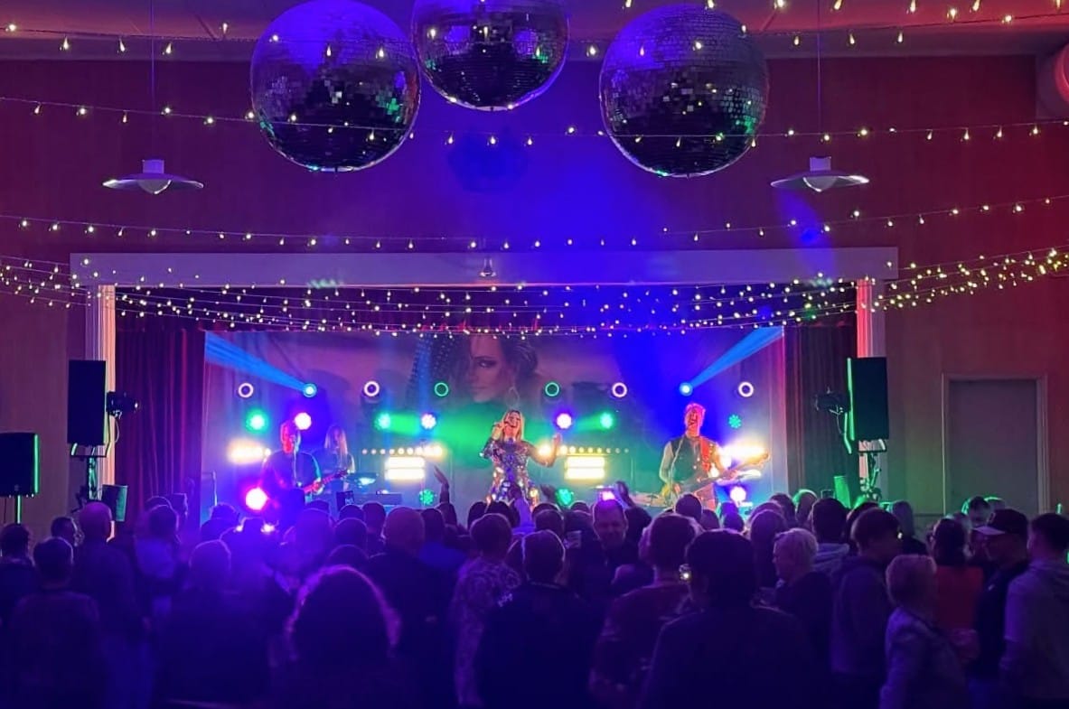 Viime vuonna Kauhavan Nuorisoseuralla esiintyi esimerkiksi Eini. Kuluvan talven livemusiikkitarjonnassa on seuraavaksi Happoradio. Se nousee seuran lavalle 11. huhtikuuta.