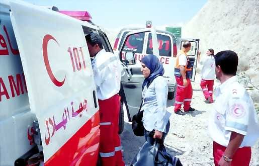 Ambulanssista toiseen . Israelin sulkemilla teillä potilaat joutuvat käyttämään useita ajoneuvoja ja pitkiä tunteja matkaan, joka ennen sujui muutamassa kymmenessä minuutissa.