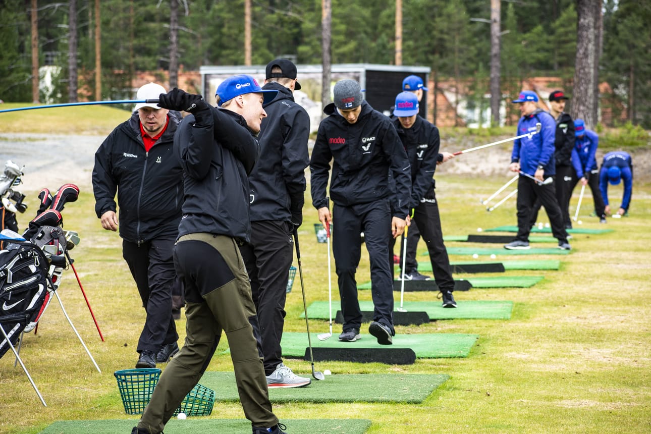 Kuusamon kaupunginvaltuuston puheenjohtaja Mika Määttä tuo palloja. Andreas Alamommo lyö ylämummoon.