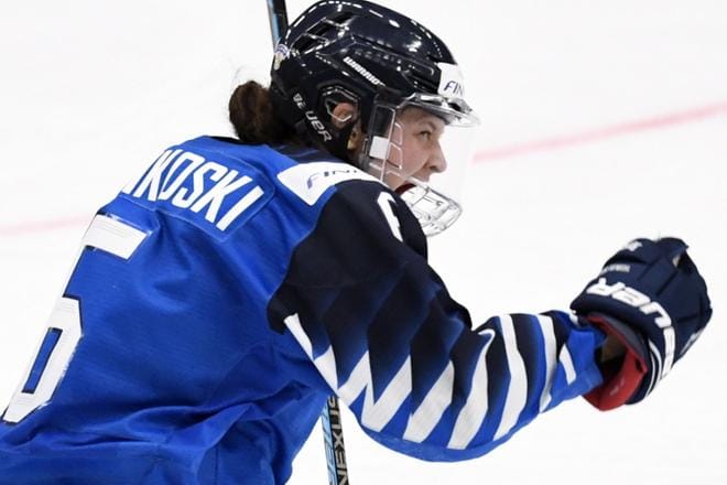 Jenni Hiirikosken lämäri teki MM-välierän loppunumeroiksi 3-1 Suomen hyväksi. KUVA: HEIKKI SAUKKOMAA / LEHTIKUVA