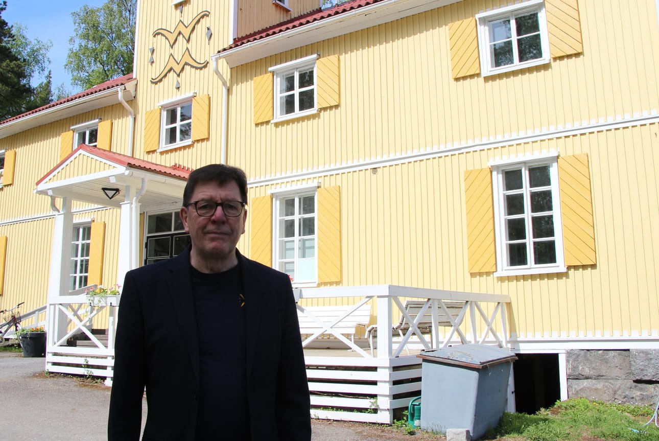Vaasan merenkyntäjien kommodori Hannu Puikkonen on ollut mukana yhdistyksen toiminnassa 90-luvulta lähtien. Silloin hän osti sulkaveneen pojilleen, jotka sitten opettivat isänsä purjehtimaan.