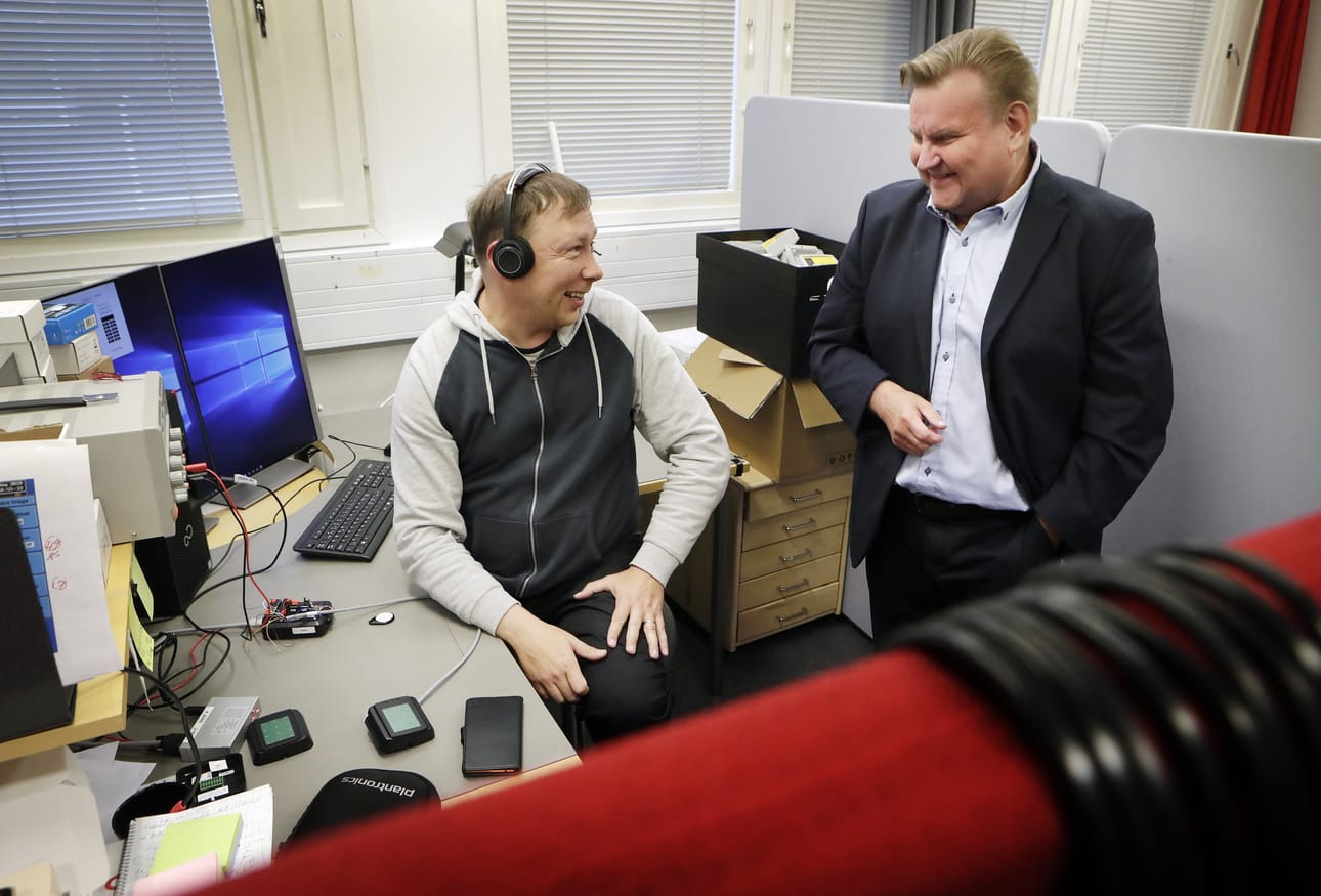 Idescon applikaatioinsinööri Marko Jyrkän (vas.) ja toimitusjohtaja Jari Valtosen mukaan kulunvalvontalaitteita hankkineet asiakkaat arvostavat siitä, että mahdolliset ongelmatilanteet hoidetaan nopeasti kuntoon.