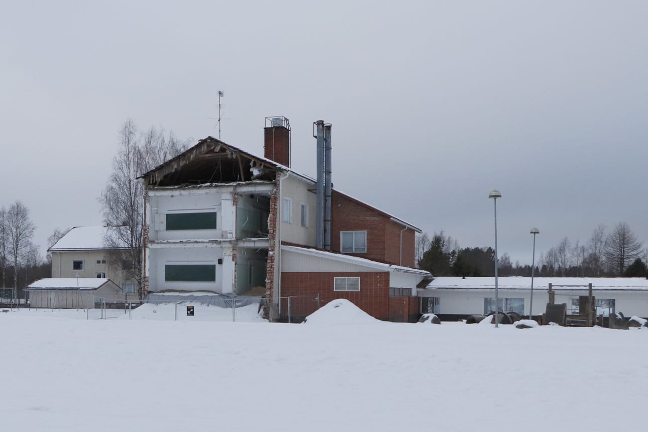 Pulkkilan uuden alakoulun ja liikuntahallin tieltä on purettu vanjoja koulurakennuksia. Yksi siipi voidaan purkaa vasta, kun uusi koulu on valmis, koska rakennuksessa on lämpökeskus.