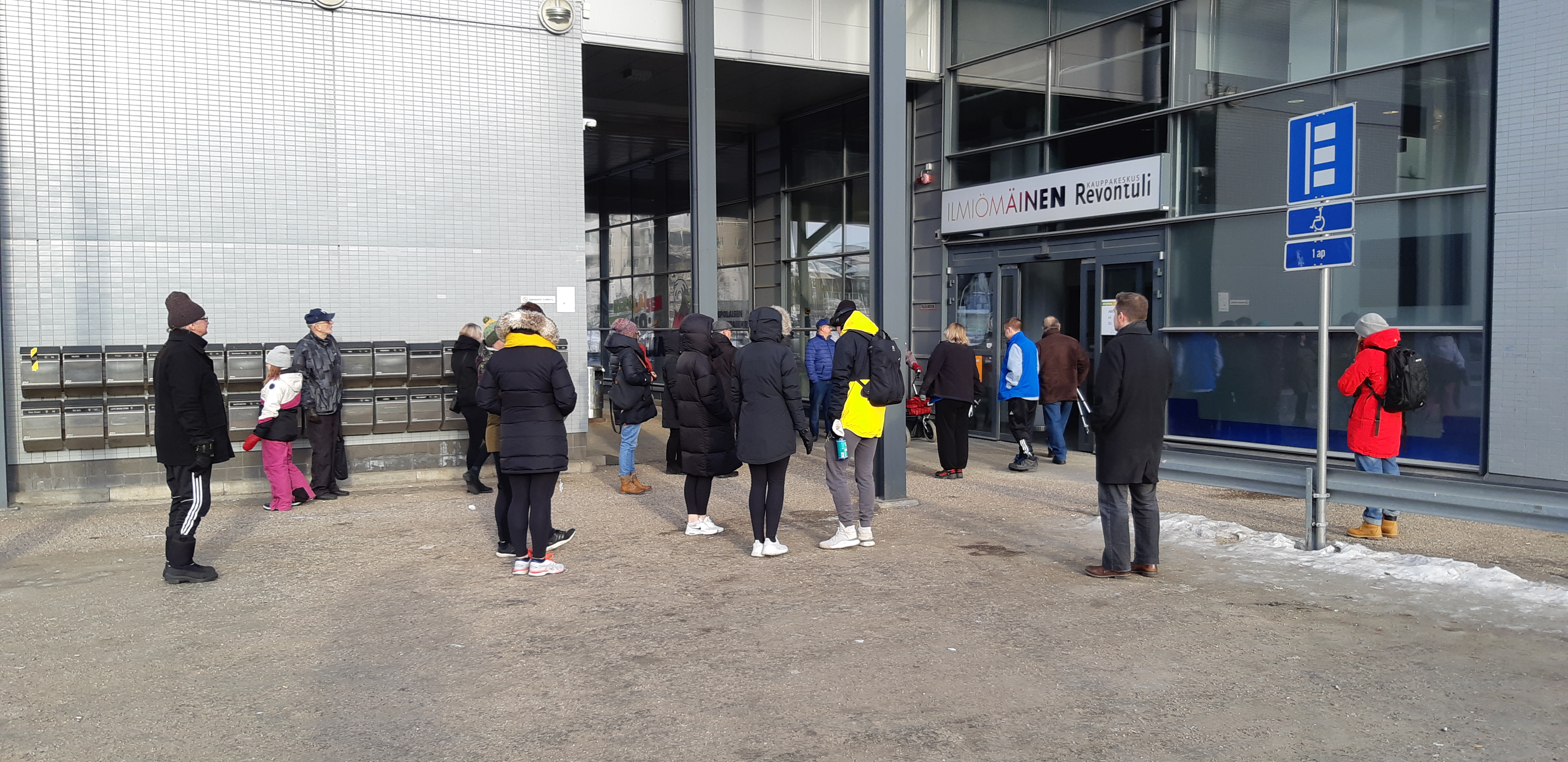 Asiakkaat poistuivat pihalle odottamaan kauppakeskuksen molemmista uloskäynneistä.