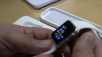 Tamperelainen yrittäjä Timo Paananen esittelee yhtä ensimmäisistä Suomeen saapuneista Apple Watcheista
