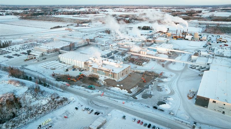 Investoinnissa valmisruokatehdasta laajennetaan ja nykyinen osa uudistetaan. Rakennustyömaa on kuvassa etualalla. Tehdasalueen taustalla kulkee valtatie 19.