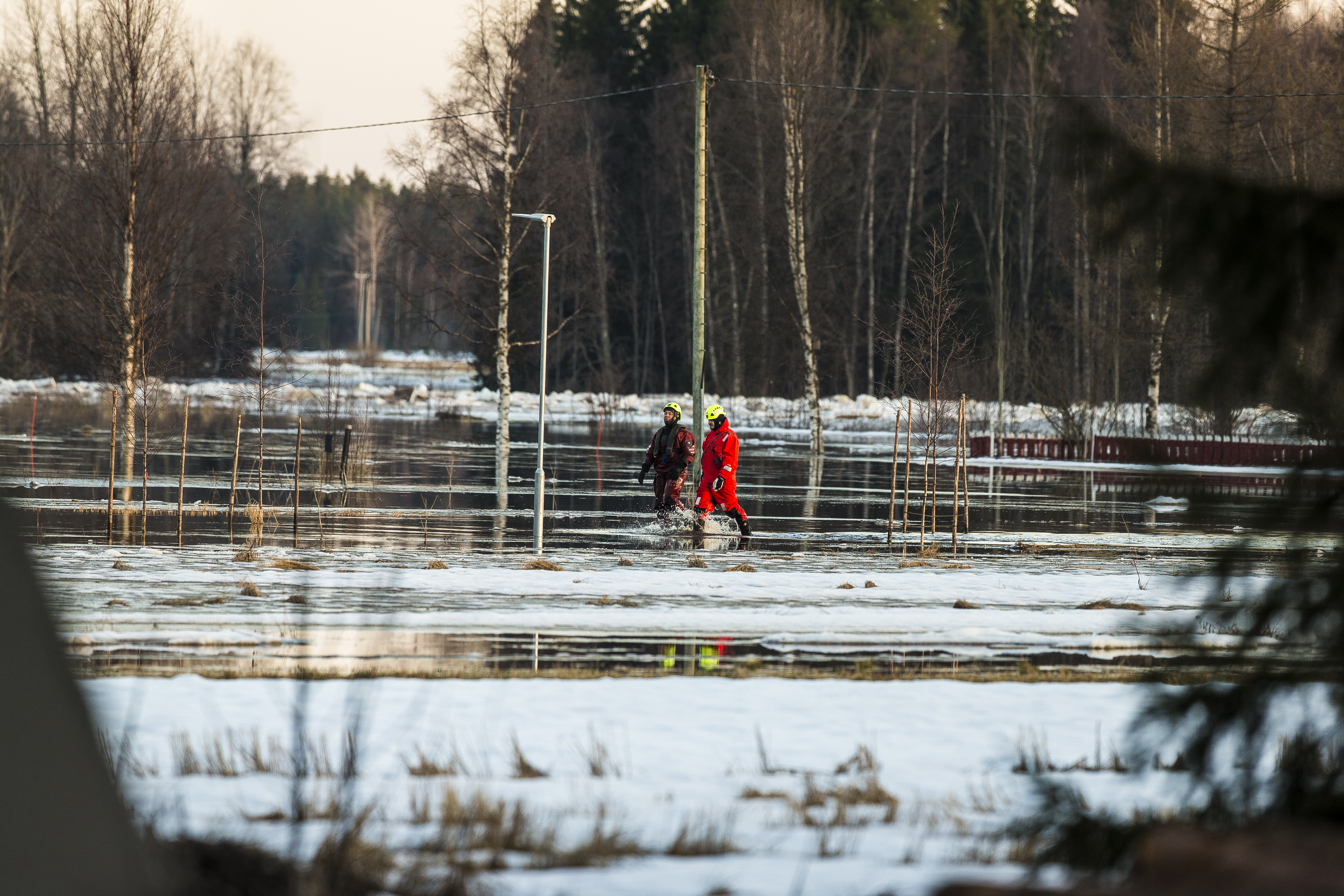 Jokilaaksojen pelastuslaitoksen peMika Ponnikas ja Kimmo Kinnunen kävivät tarkistamassa, että asukkailla on kaikki kunnossa.
