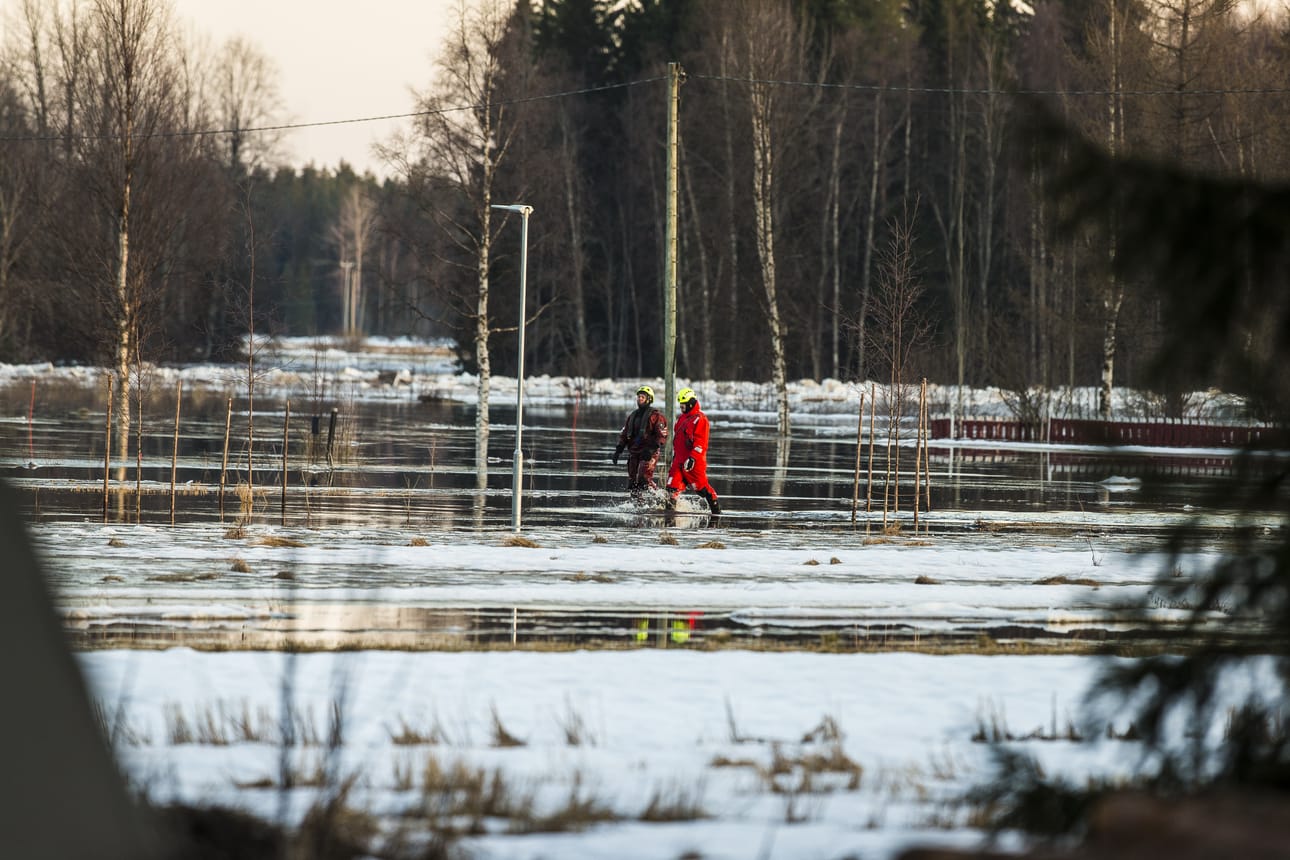 Jokilaaksojen pelastuslaitoksen peMika Ponnikas ja Kimmo Kinnunen kävivät tarkistamassa, että asukkailla on kaikki kunnossa.