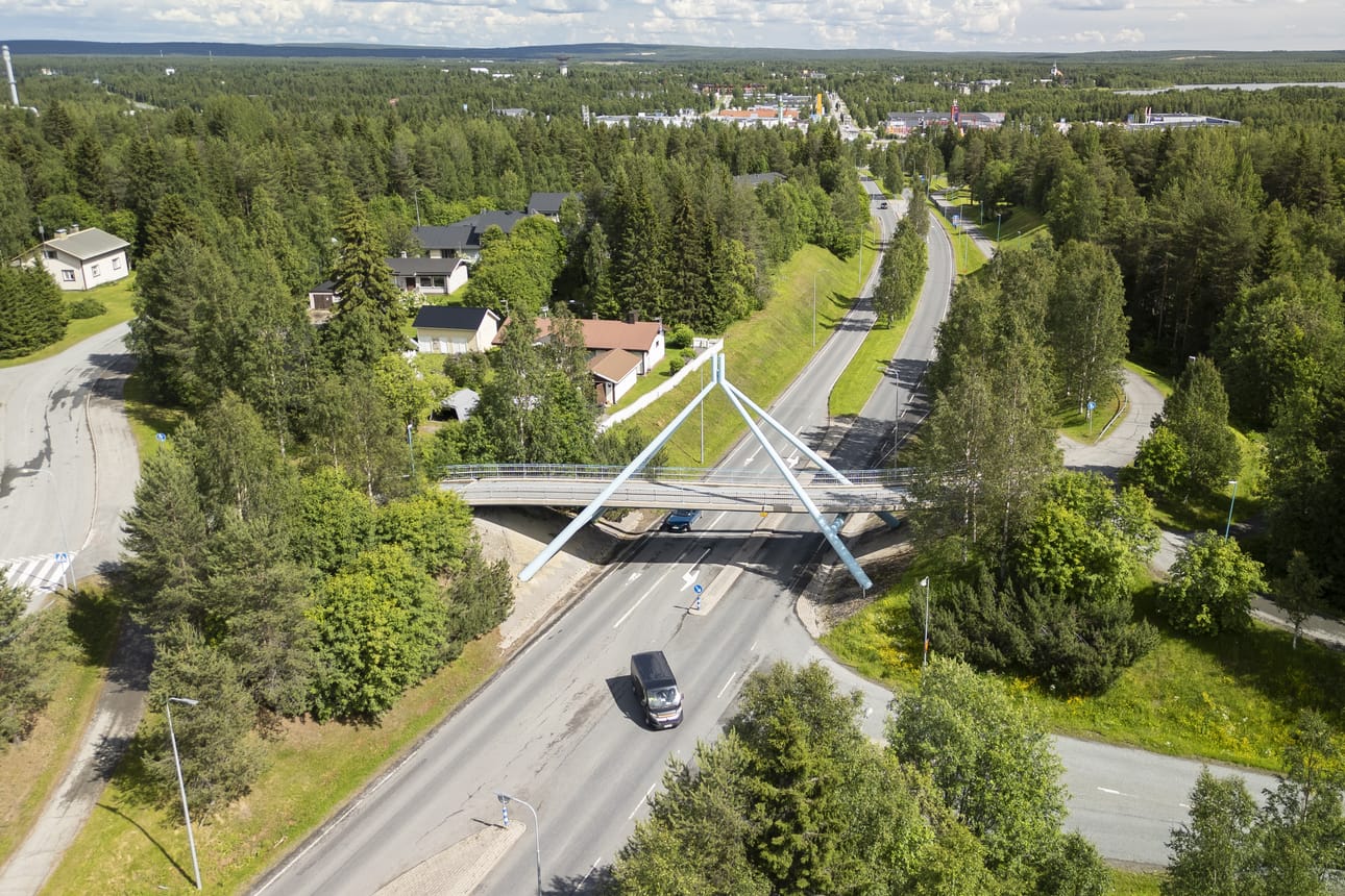 Pakettiauto on kääntymässä Valtatieltä 20 Vilpontielle, josta kääntyminen on mahdollista Oulun suuntaan myös siltaremontin aikana. Kuvan vasemmassa reunassa on Rahtimiehentie, jota pitkin kiertotie kulkee siltaremontin ajan.
