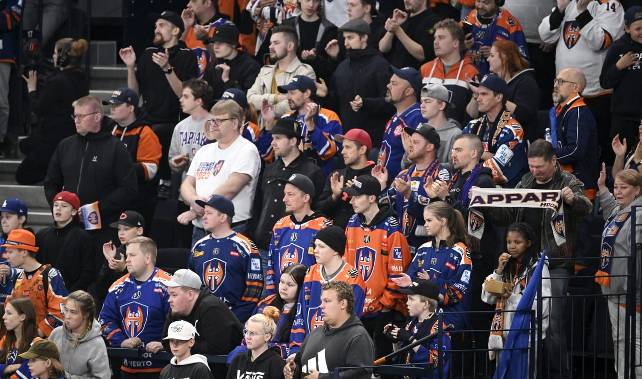 Yleisöä jääkiekon Liigan ottelussa Tappara - Pelicans Tampereella keskiviikkona. LEHTIKUVA / HEIKKI SAUKKOMAA
