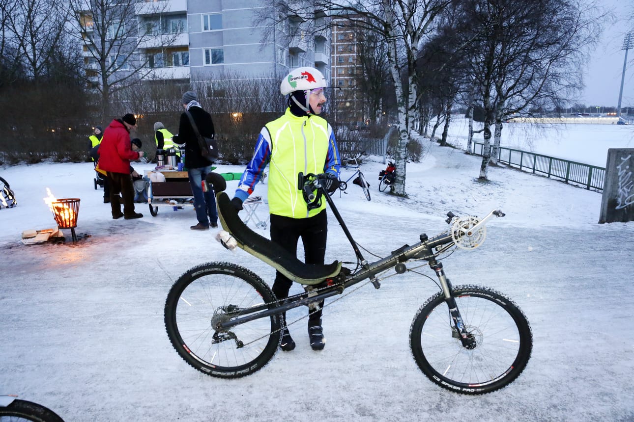 Talvipyöräile töihin -päivän tunnelmia vuodelta 2014. Mika Helanderin itse tuunattu nojapyörä käänsi ohikulkijoiden katseita. Arkistokuva.