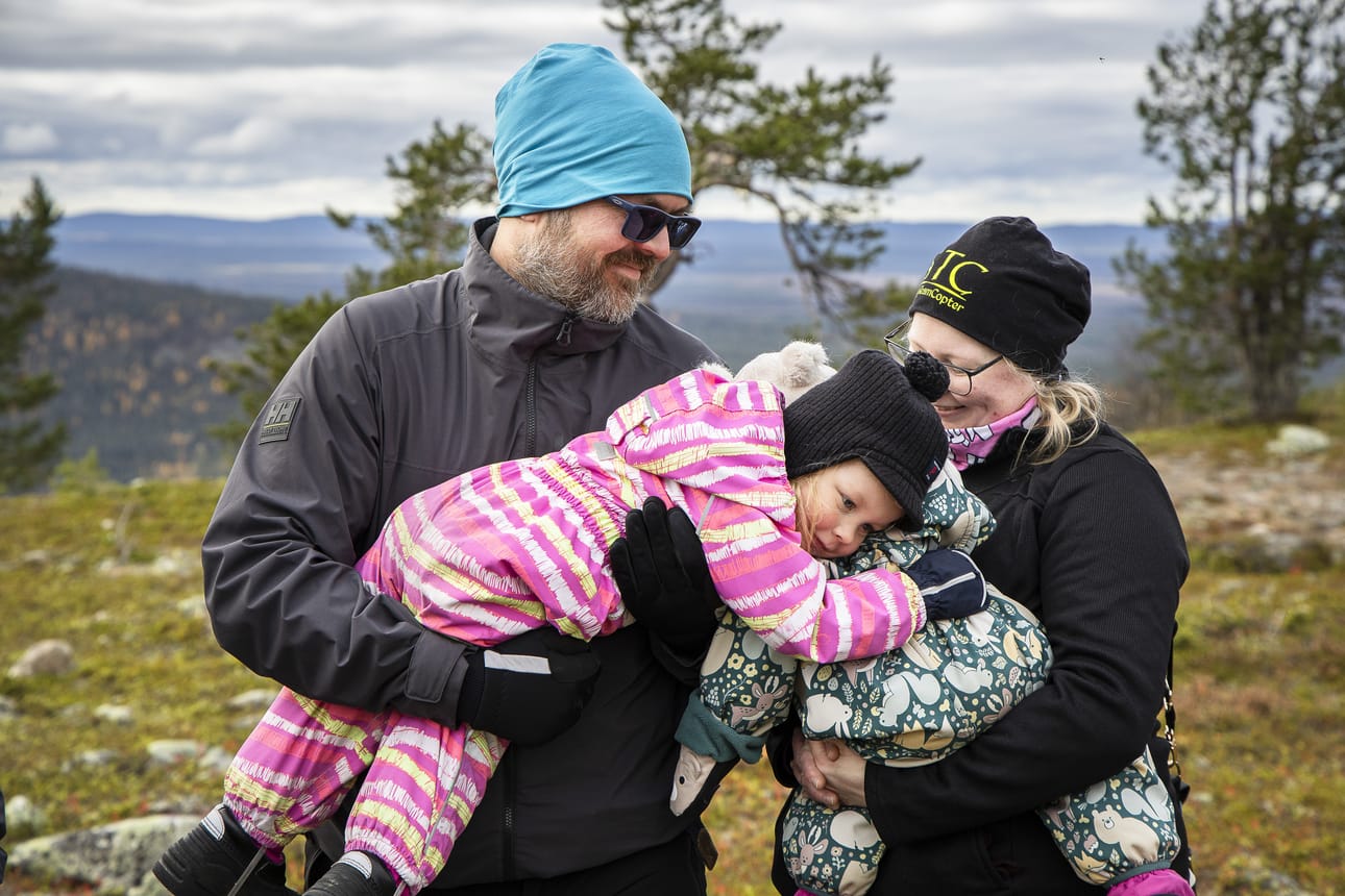 Petri Ikonen, Janna Lindberg sekä lapset Aava ja Meea Ikonen ovat tulleet Jyväskylästä ruskalomalle Leville. Loman aikana on luvassa ulkoilua ja maaruskan ihastelua.