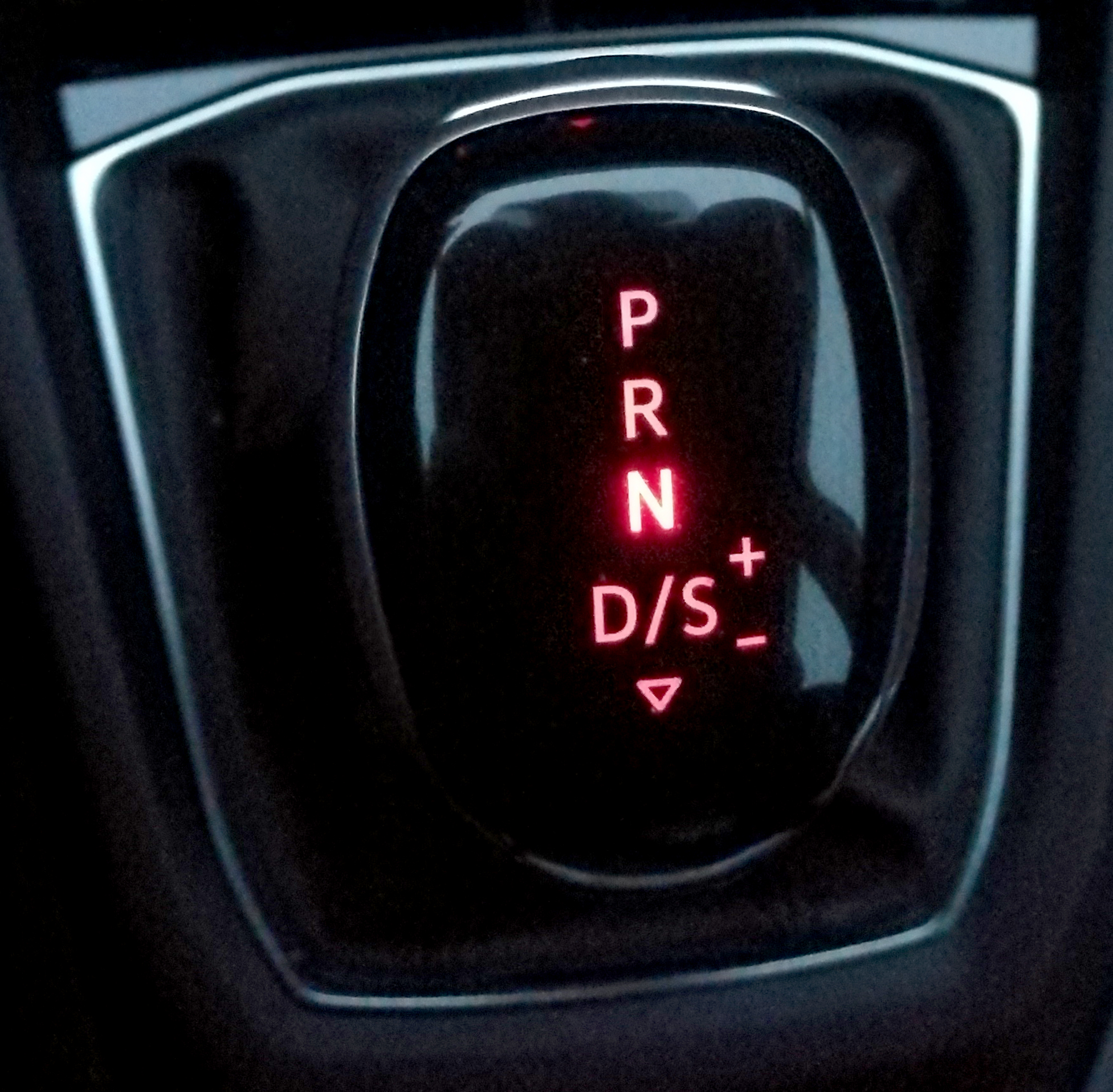 Vaihteiston opastinnäyttö on kätevästi vaihdevivun päässä. 