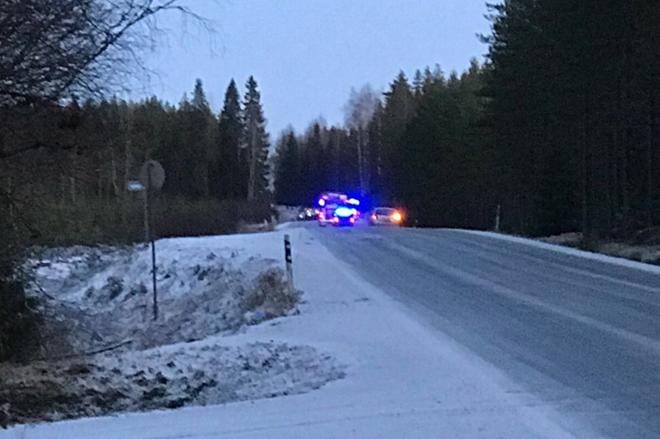 Henkilöauton kyydissä olleet mies ja nainen loukkaantuivat vakavasti. Poliisin kertoo, että heidät kuljetettiin helikopterilla jatkohoitoon. KUVA: LUKIJAN KUVA