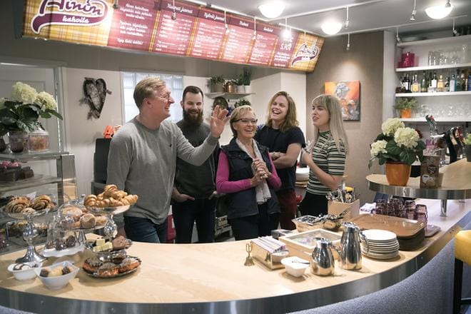 Päivittäissarja ei pärjää ilman kantakahvilaa ja luottobaaria. Inga Sulinin (kesk.) vakiopaikka on ollut Ainon kahvilan tiskin takana. Kavereiksi kuvaan asettuivat sarjassa alusta saakka näytelleet Aimo Räsänen, Kalle Ruusukallio, Antti Väre ja Thelma Siberg. KUVAT: TOMI VUOKOLA