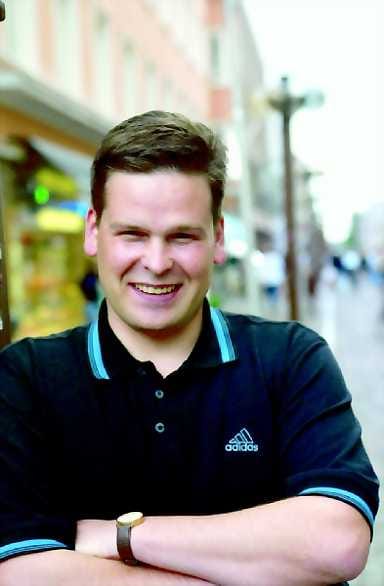 Kokoomuksen keulassa. Pohjois-Pohjanmaan kokoomus sai Anssi Kujalasta uuden toiminnanjohtajan.