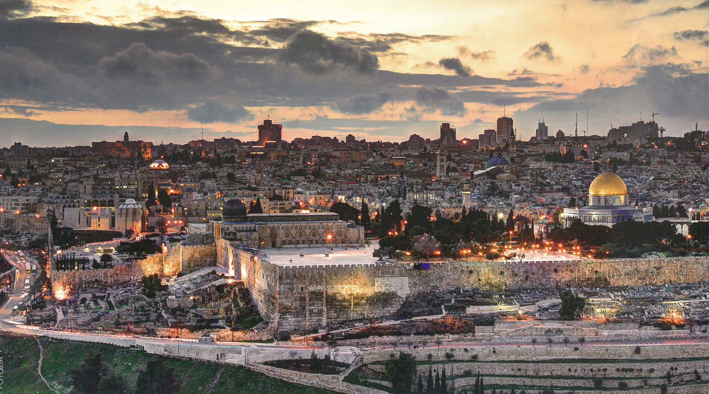 Jerusalemin vanha kaupunki, etualalla vana Jerusalemin temppelin muuri eli &rdquo;itkumuuri&rdquo;, viralliselta nimeltään länsimuuri. Vasemmalla al Aksan moskeija, jonka alla lienee valtaosa vanhan Jerusalemin temppelin raunioista. Oikealla Kalliomoskeijan kullattu kupoli.
