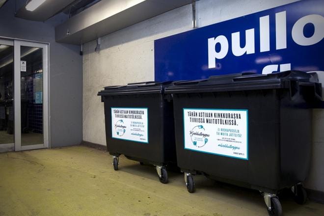 Yksi Vaasan kinkkurasvojen keräyspisteistä sijaitsee Vaasan keskustan K-Citymarketin parkkihallissa. Paistinrasvat saa tuoda keräysastioihin maitopurkkeihin pakattuina. KUVA: PAULA KASKIMAA