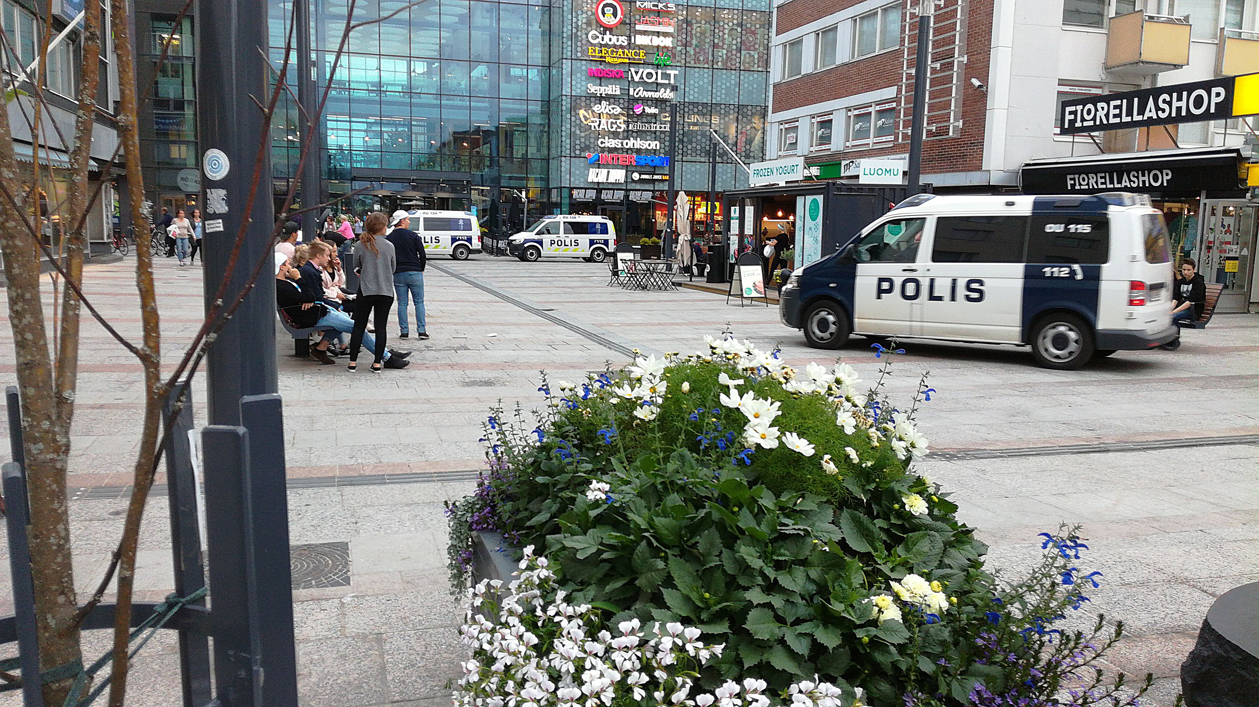 Poliisipartiot perjantaina Valkean edustalla.
