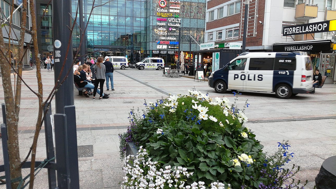 Poliisipartiot perjantaina Valkean edustalla.