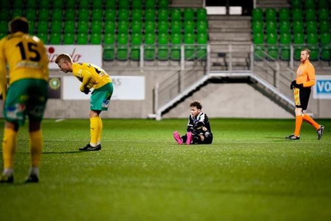 VPS:n kausi päättyi keskiviikkona tappioon kotistadionilla. Kentän pinnassa tilannetta ihmettelee Ian Garrett. Kuva: Samppa Toivonen