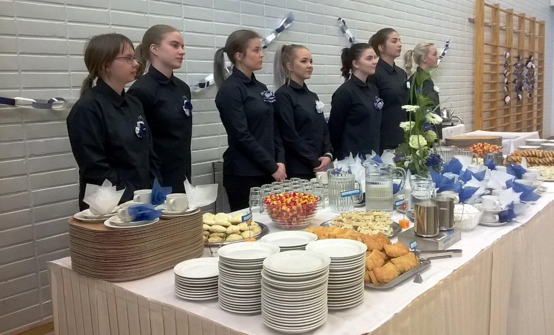 Matkailualan opiskelijat vastasivat kahvitarjoilusta.