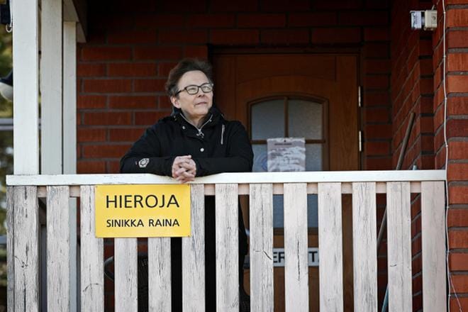 Hieroja Sinikka Raina on toiminut yksityisyrittäjänä neljä vuosikymmentä. Viimeisen työvuoden suunnitelmat keikahtivat kerralla. Onneksi työvuosiin mahtuu myös paljon hyvää. KUVA: KARI LÖFHJELM
