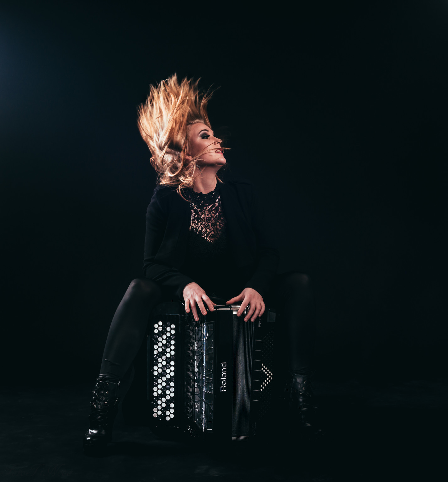 Kansainvälinen harmonikkataitelija Netta Skog vierailee Rovaniemen Rock Academyssa