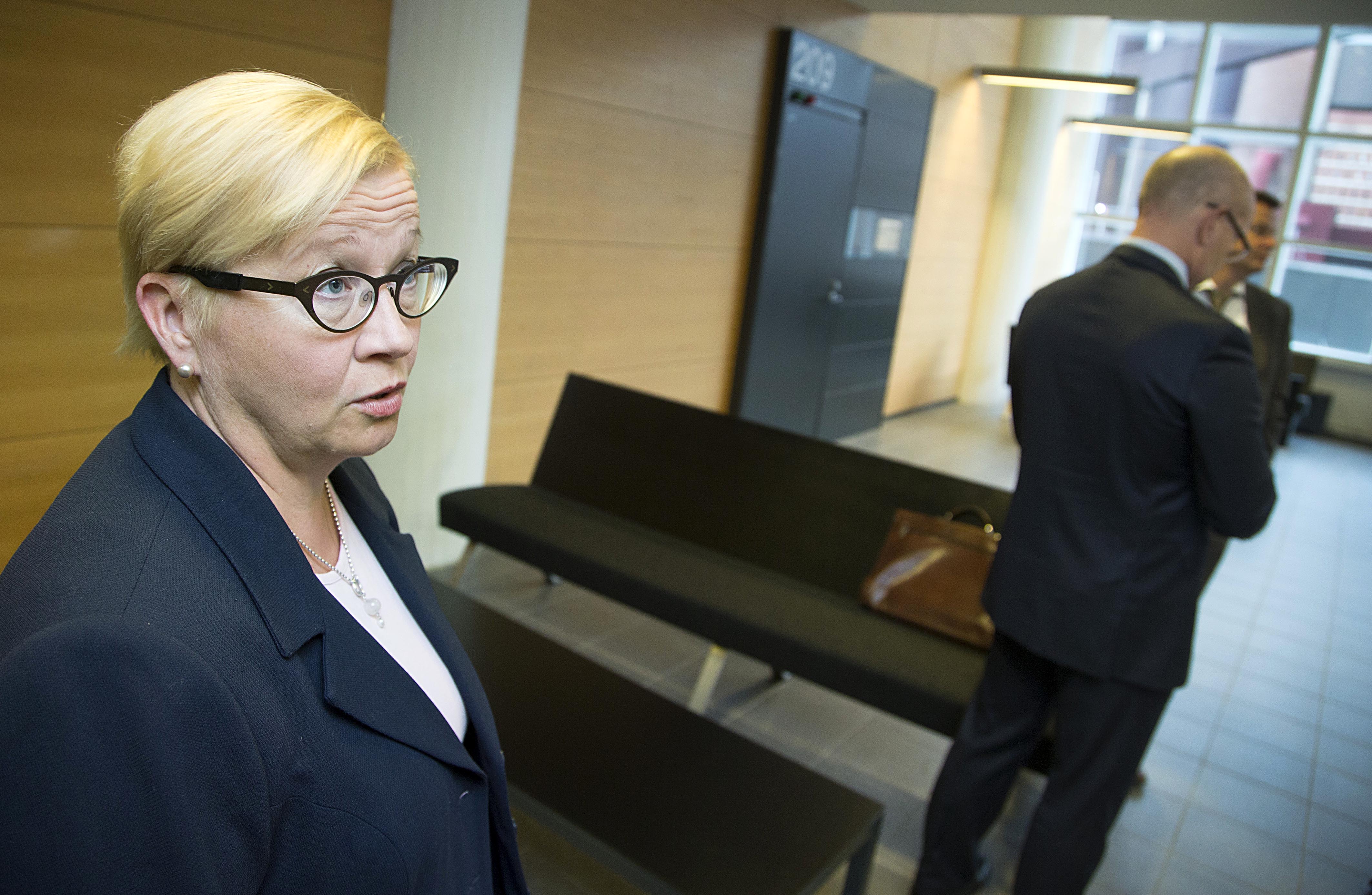Jari Aarnion asianajaja Riitta Leppiniemi pyysi aikaa tutustua syyttäjän uusiin tietoihin.