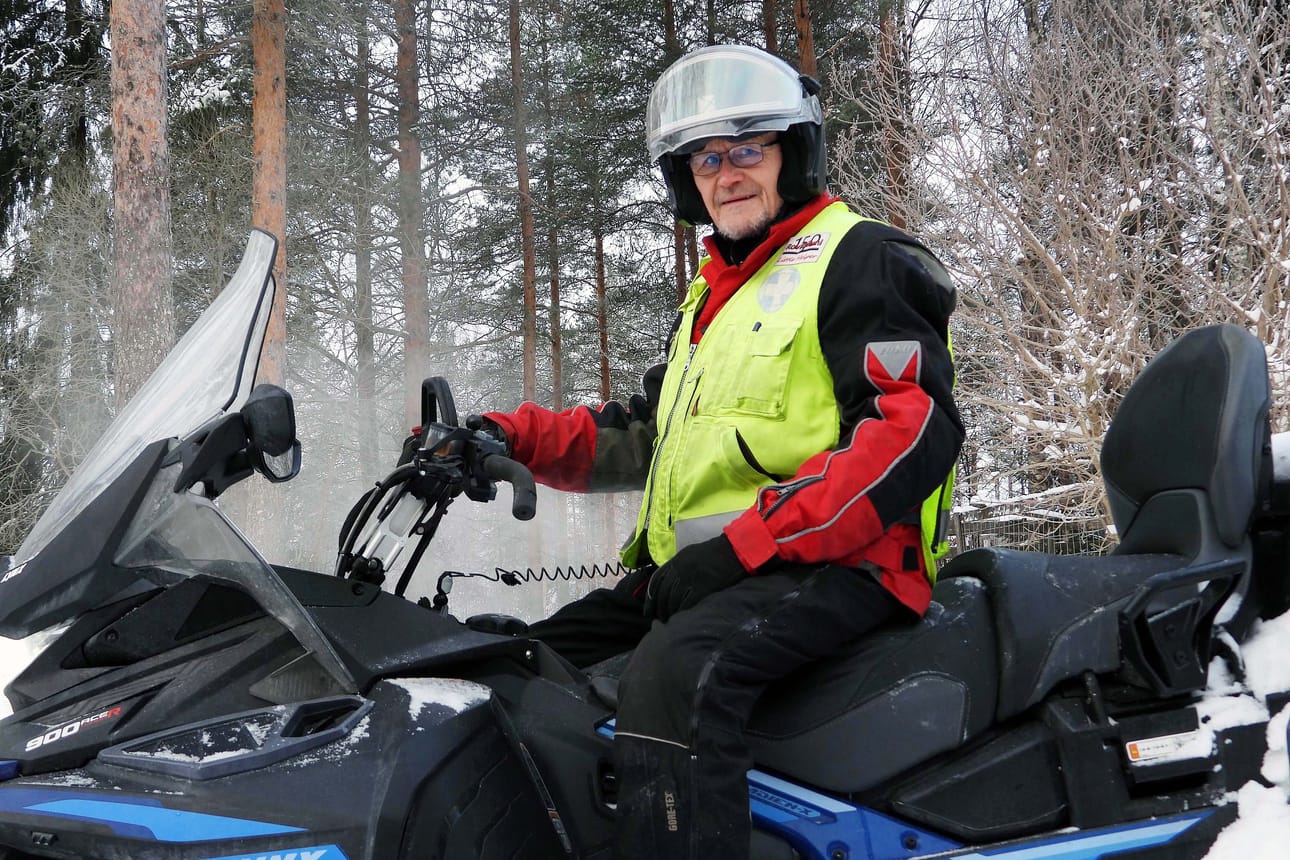 Moottorikelkalla matkailu on Aulis Salmisen mukaan porukkajuttu. Ajokavereista löytyy juttuseuraa ja pahassa paikassa myös turvaa.
