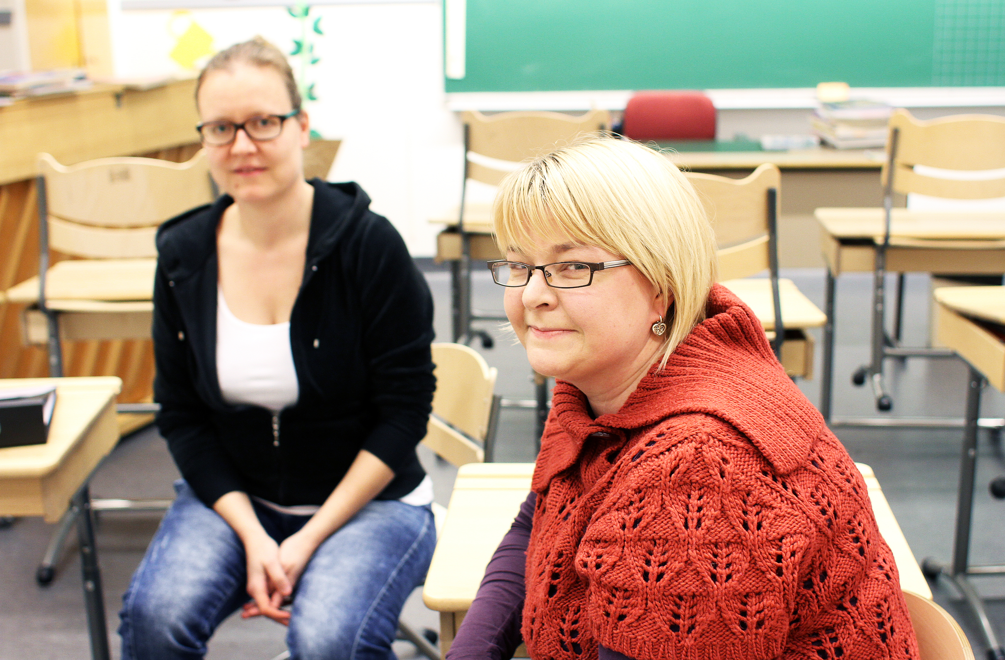 &ndash; Näkeehän sen sanomattakin, että kyläläiset ovat koulun jatkoajasta huojentuneita. Toki takaraivoissa on pieni pelko siitä, että matto vedetäänkin jalkojen alta uuden koulun valmistuttua, mutta tässä tilanteessa meidän ei auta jähmettyä paikoilleen, Markkuun kyläyhdistyksen puheenjohtaja tiivistää markkuulaisten tunnelmat. Takana Anu Markus.