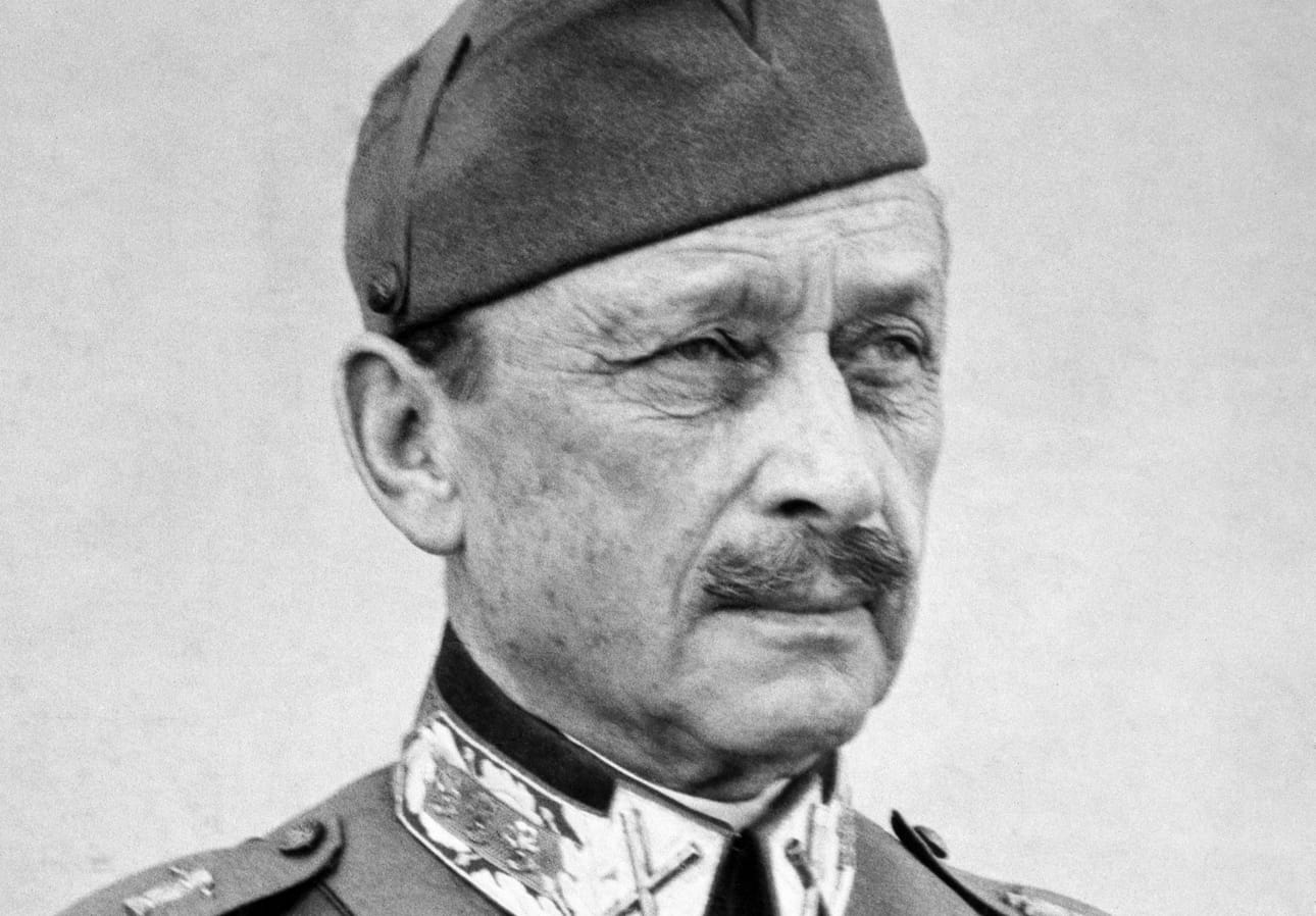 Tuomas Tepora perkaa Sankari ja antisankari -kirjassaan Mannerheimista luotuja mielikuvia ja syitä siihen, miksi hänen ympärilleen on rakentunut valtava henkilökultti.