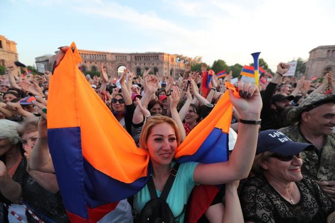 Armenian opposition kannattajat osoittivat keskiviikkona mieltään Jerevanin keskustassa. KUVA: EPA/ZURAB KURTSIKIDZE