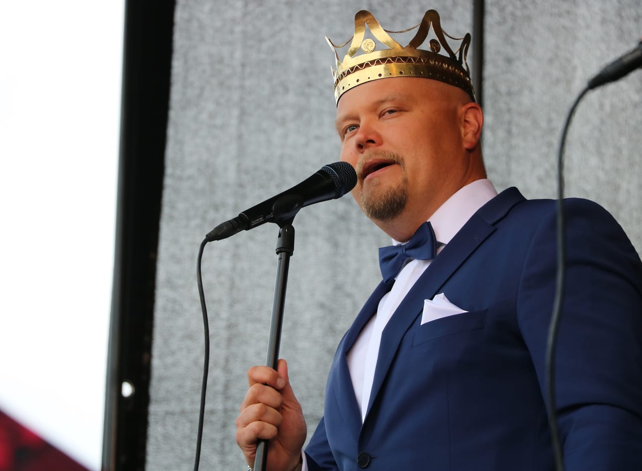 Tangokuningas Johannes Vatjus myönsi, että oman kotipaikkakunnan esiintymislavalle nouseminen jännitti.