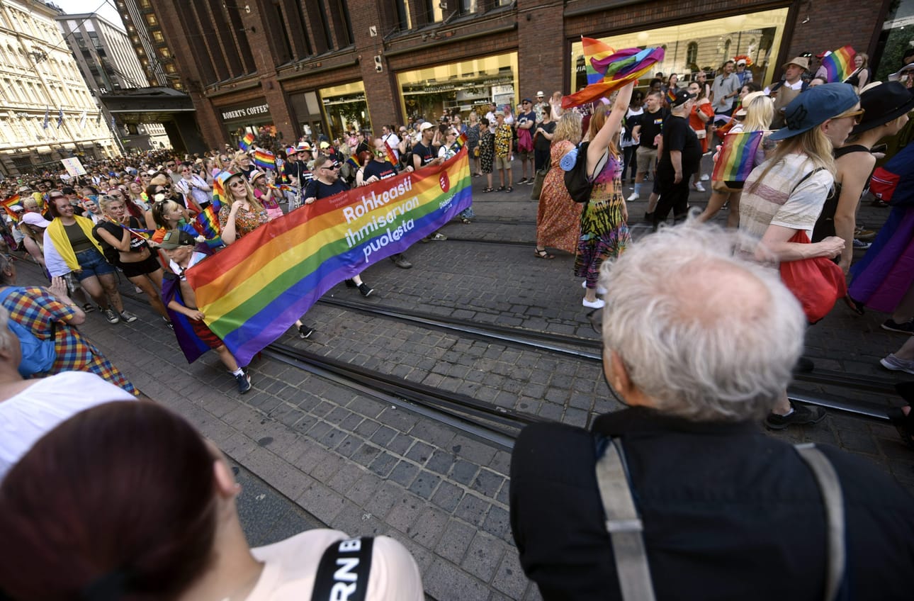 Helsinki Pride on ihmisoikeuksien edistämisen puolesta järjestettävä tapahtuma, joka pyrkii muun muassa pitämään esillä ja edistämään sukupuoli- ja seksuaalivähemmistöjen oikeuksia. Arkistokuva vuodelta 2022. LEHTIKUVA / Timo Jaakonaho