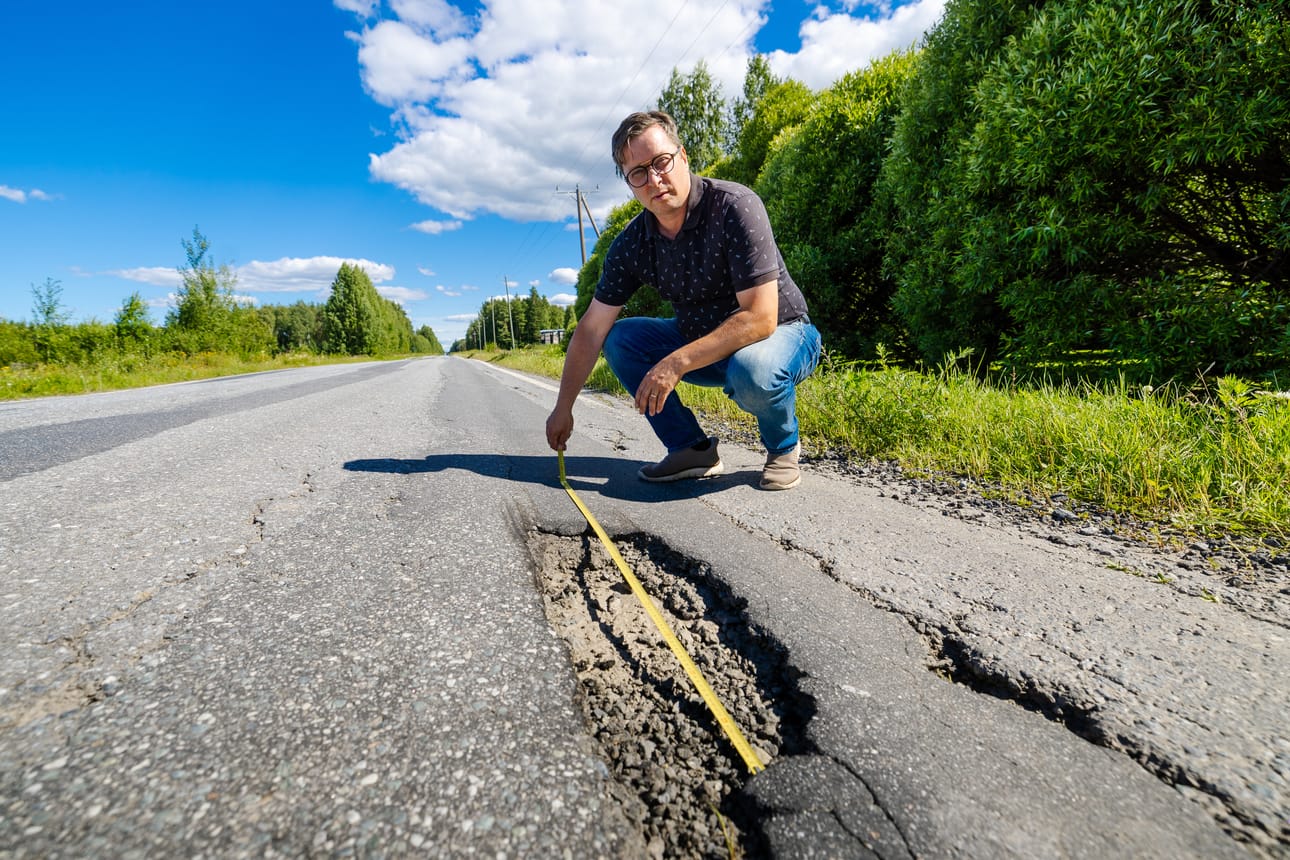 Markku Lahtinen kertoo miettineensä, pitäisikö hänen ryhtyä merkitsemään Kiikuntien kuoppia asettamalla niihin aurauskeppejä.