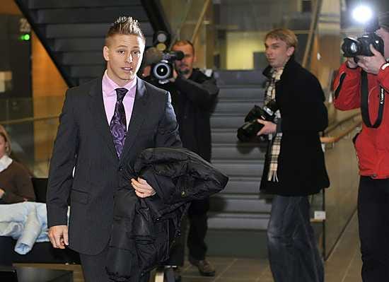 Entinen pikajuoksija Markus Pöyhönen saapui Helsingin käräjäoikeuden istuntoon tiistaina.