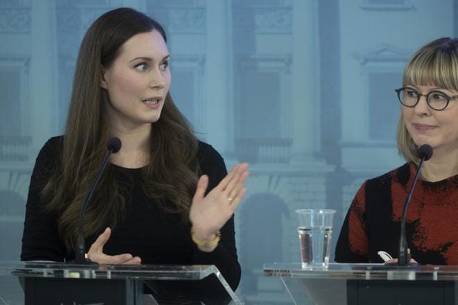 Pääministeri Sanna Marin (sd.) ja sosiaali- ja terveysministeri Aino-Kaisa Pekonen (vas.) kertovat hallituksen koronavirustoimista. KUVA: Mauri Ratilainen / arkisto