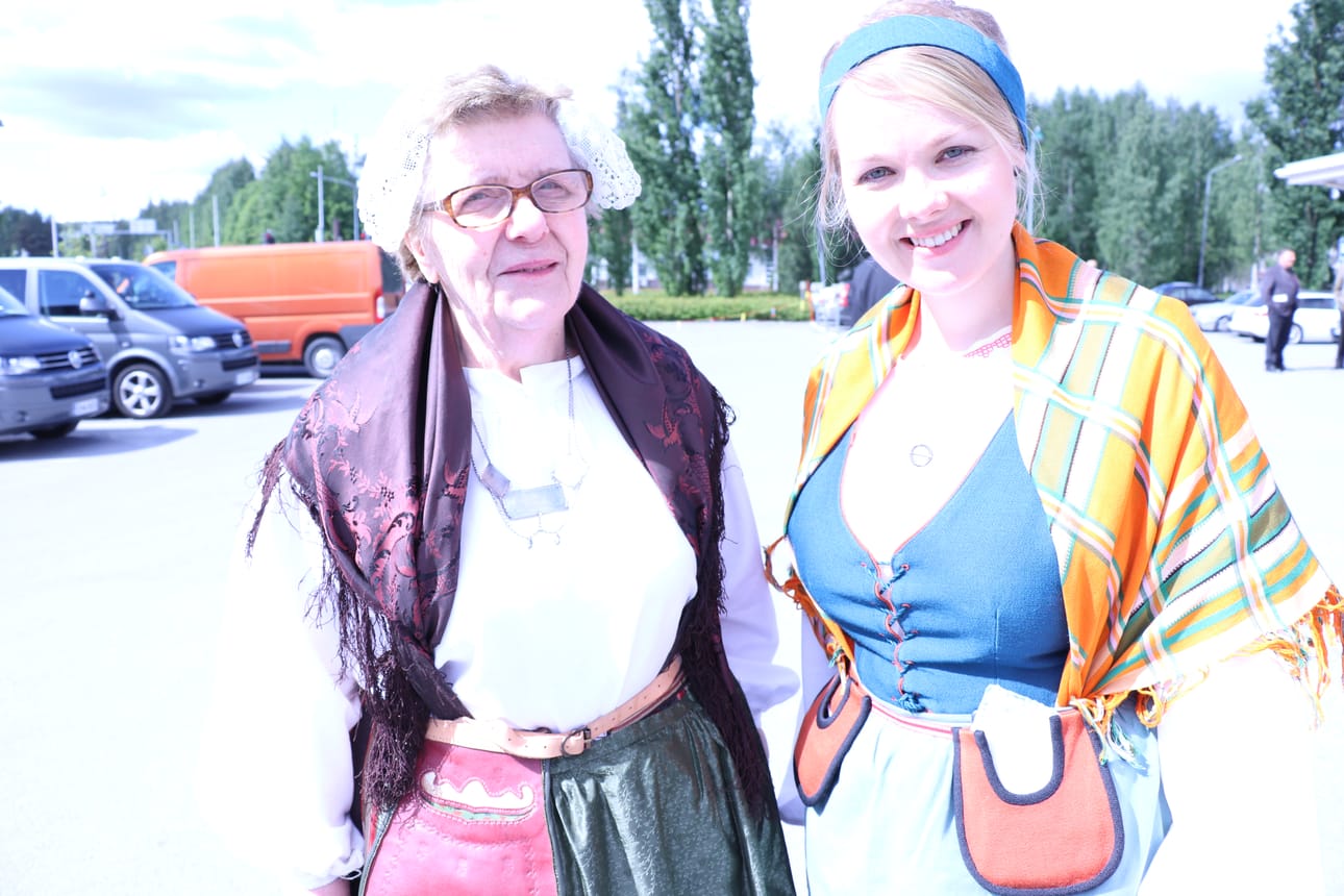 Kihniöläinen Ritva Markkola (vas.) ja torniolainen Katri Kulmuni ihastelivat toistensa kansallispukuja ennen lippuparaatin alkua. Markkola kertoi äänestäneensä Kulmunia varapuheenjohtajaksi, mutta oli pahoillaan, ettei keskustan puoluejohtoon valittu Seinäjoella muita naisia kuin Kulmuni.