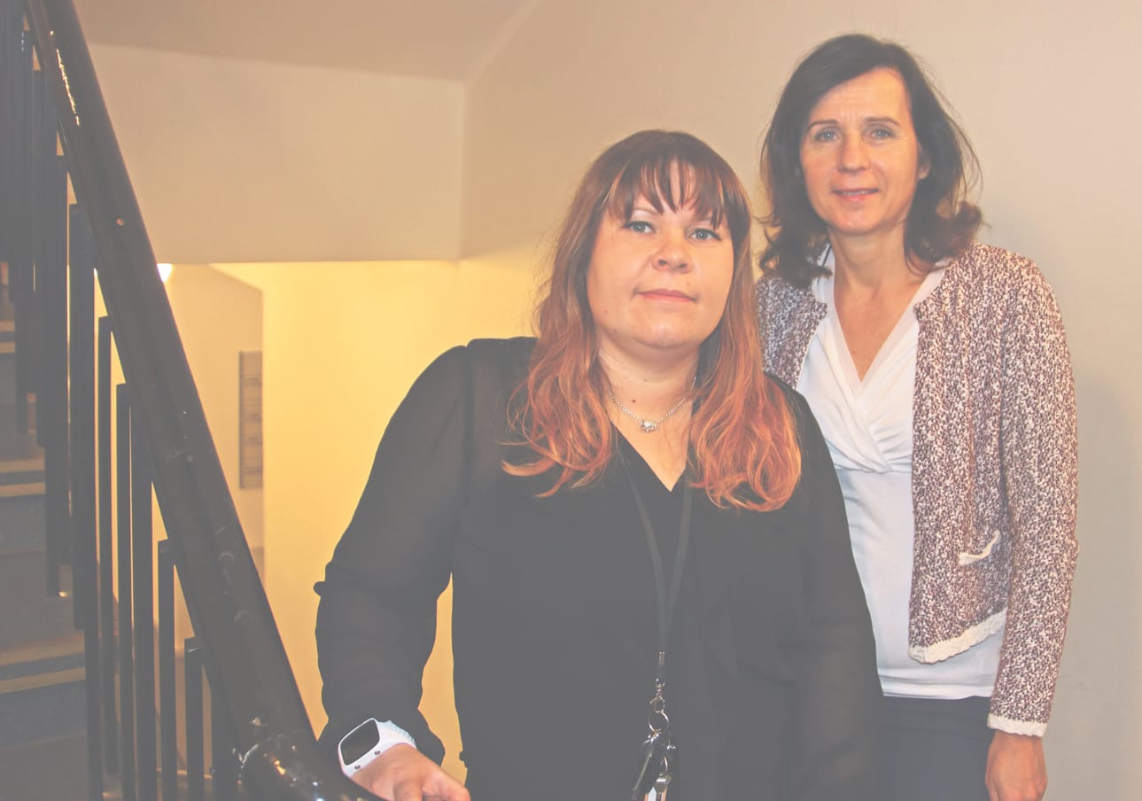 Tanja Koski(vasemmalla) ja Eliisa Tornberg aloittaessa kunnantalo toimii väistötiloissa. Koski ja Tornberg uskovat Lakeustalon