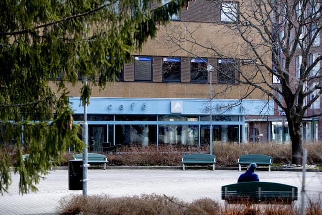 Valkoinen Puu sulki ovensa maaliskuun lopussa. Kahvilan kolmessa toimipisteessä on kerran viikossa noutopäivä ja yrittäjillä on suunnitteilla uudenlaisia palveluita. KUVA: JAAKKO ELENIUS